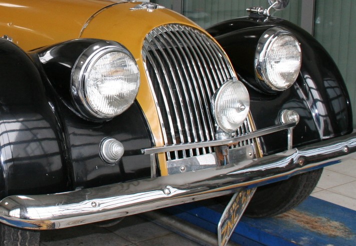 Morgan 1965 AV_bar_badge.jpg