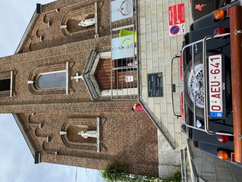 Morgan devant brasserie.jpg