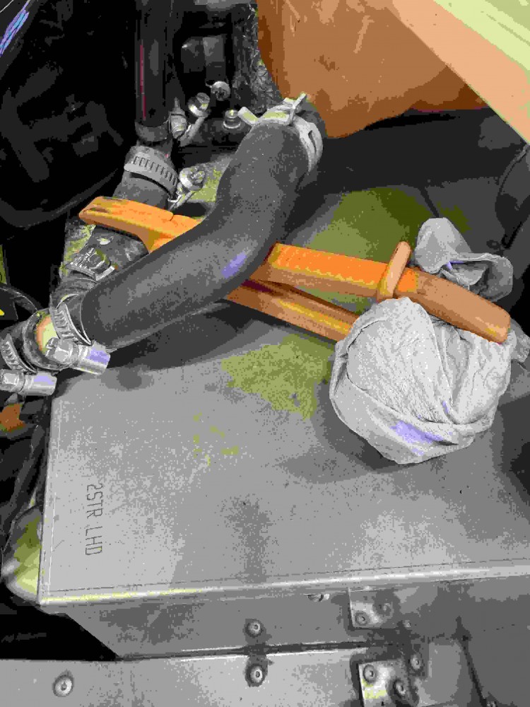 Pince tuyau moteur Morgan.jpg